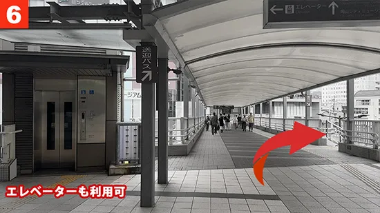 エレベーターと送迎バスの看板の先にある階段へ向かってください。
