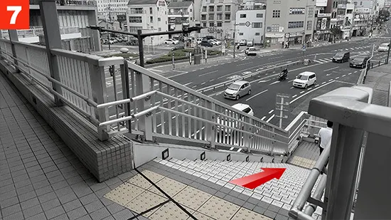 階段を降りてください。