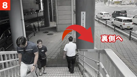 階段を降りたら、裏側へ回ってください。