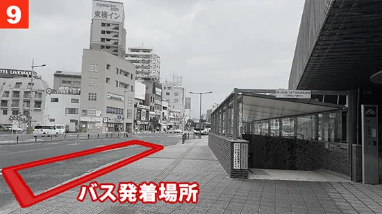 地下駐輪場の道路に面した所にバスが止まります。